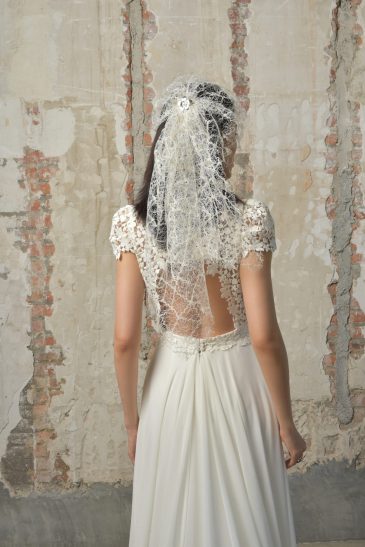 femme dans une robe de mariée fluide et bohème chic