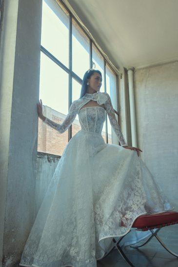 femme en robe de mariée princesse en dentelle de Calais-Caudry avec un col à manche amovible
