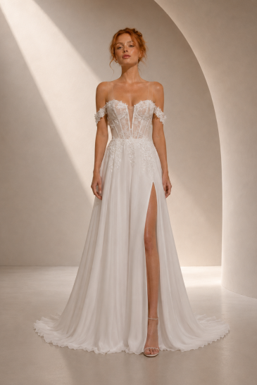 femme dans une robe de mariée A-line bohème