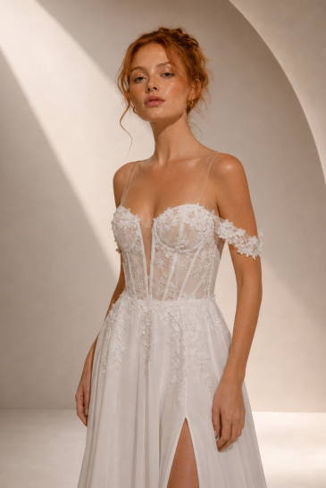 femme dans une robe de mariée A-line bohème