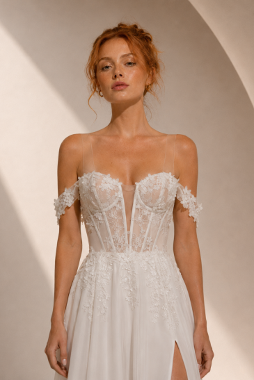 femme dans une robe de mariée A-line bohème