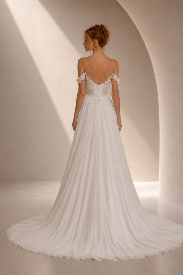 femme dans une robe de mariée A-line bohème