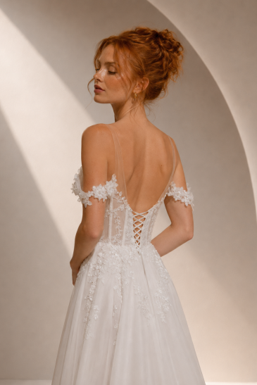 femme dans une robe de mariée A-line bohème