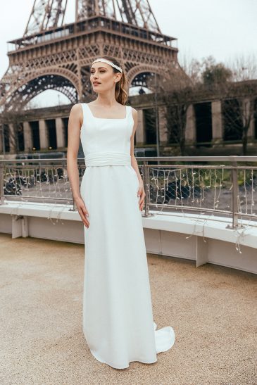 femme dans une robe de mariée glamour à Paris