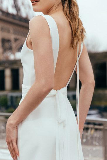 femme dans une robe de mariée glamour à Paris