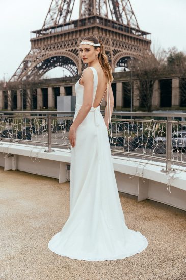 femme dans une robe de mariée glamour à Paris