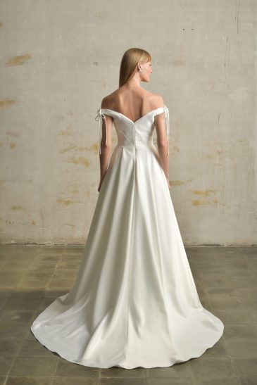 femme avec une robe de mariée princesse élégante