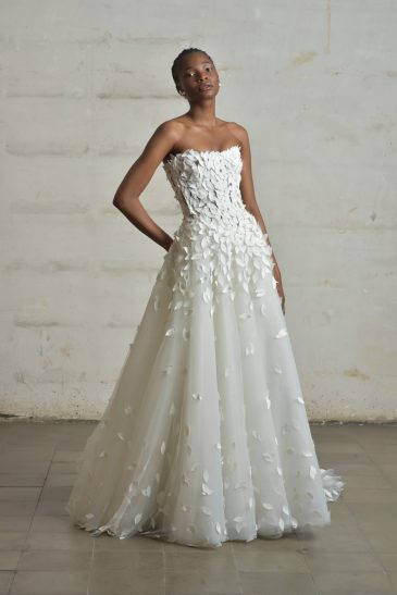 femme habillée en robe de mariée princesse en matière façonnée
