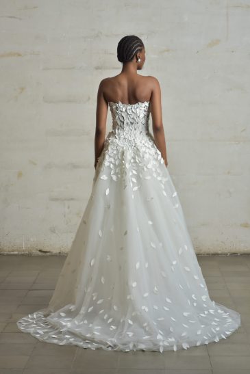 femme habillée en robe de mariée princesse en matière façonnée