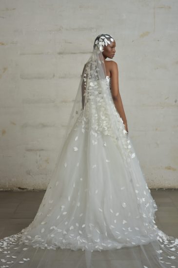 femme habillée en robe de mariée princesse en matière façonnée avec un voile