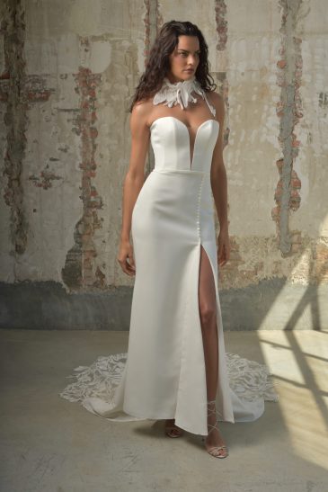 femme habillée d'une robe de mariée sirène à fente et à bustier en cœur illusion