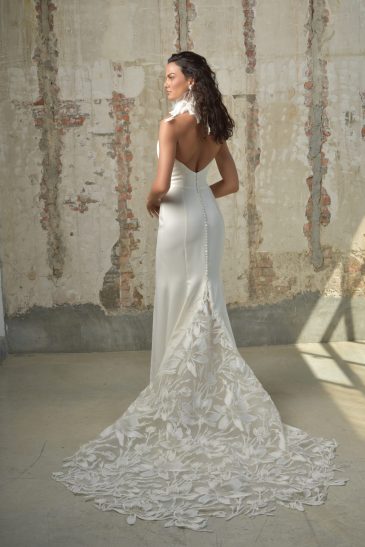 femme habillée d'une robe de mariée sirène à fente et à bustier en cœur illusion
