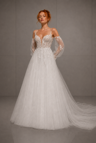 femme dans une robe de mariée princesse bohème en tulle