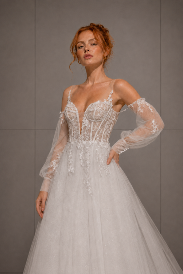 femme dans une robe de mariée princesse bohème en tulle