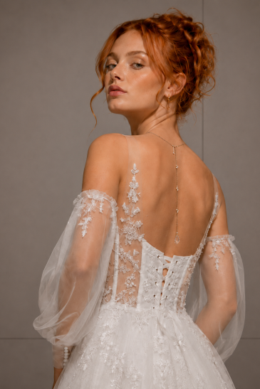 femme dans une robe de mariée princesse bohème en tulle