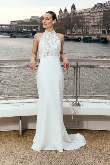 femme dans une robe de mariée sirène glamour à paris