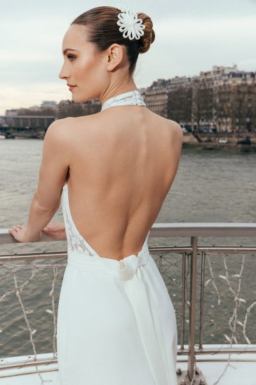 femme dans une robe de mariée sirène glamour à paris