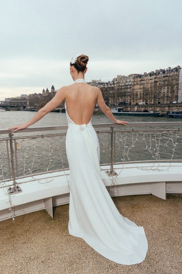 femme dans une robe de mariée sirène glamour à paris
