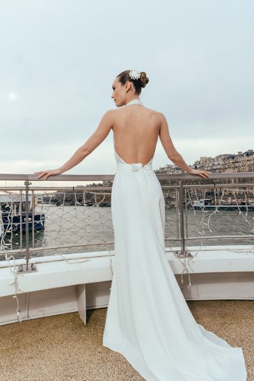 femme dans une robe de mariée sirène glamour à paris