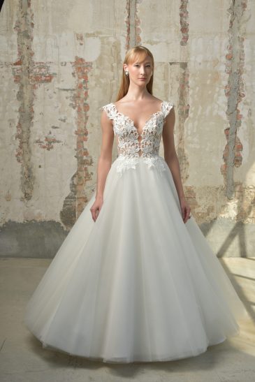femme dans une robe de mariée princesse romantique en tulle et en dentelle à traîne