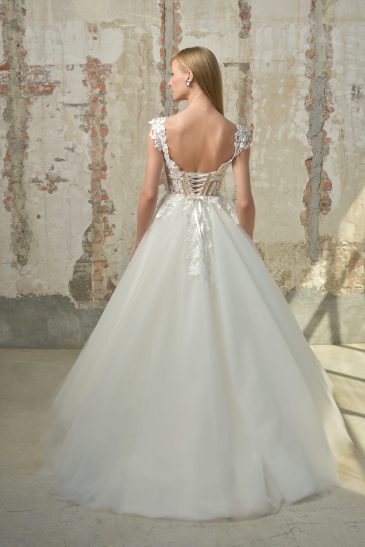 femme dans une robe de mariée princesse romantique en tulle et en dentelle à traîne