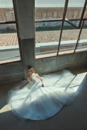 femme dans une robe de mariée princesse romantique en tulle et en dentelle à traîne