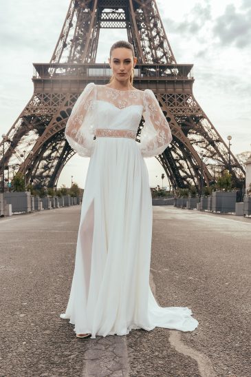 femme dans une robe de mariée à manches longues à Paris