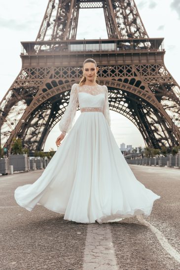 femme dans une robe de mariée à manches longues à Paris