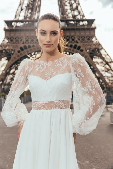 femme dans une robe de mariée à manches longues à Paris