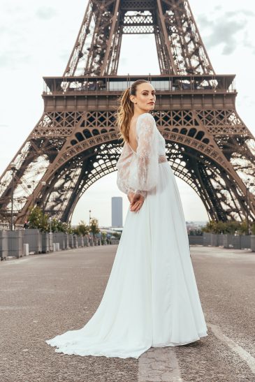 femme dans une robe de mariée à manches longues à Paris