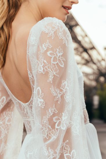 femme dans une robe de mariée à manches longues à Paris