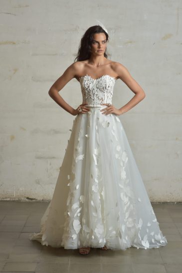 femme habillée d'une robe de mariée glamour en matière façonnée