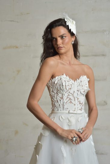 femme habillée d'une robe de mariée glamour en matière façonnée