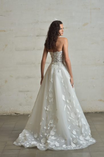femme habillée d'une robe de mariée glamour en matière façonnée