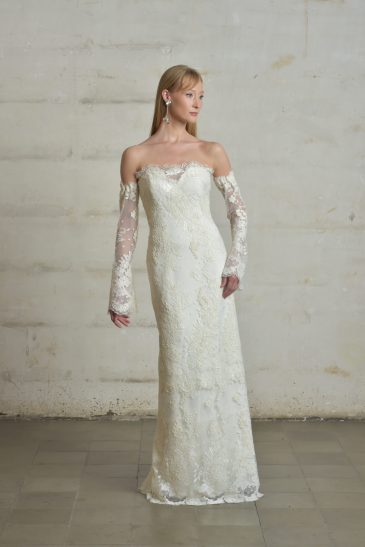 femme dans une robe de mariée glamour en dentelle de Calais-Caudry