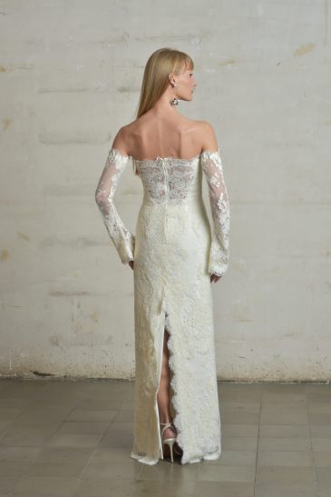 femme dans une robe de mariée glamour en dentelle de Calais-Caudry
