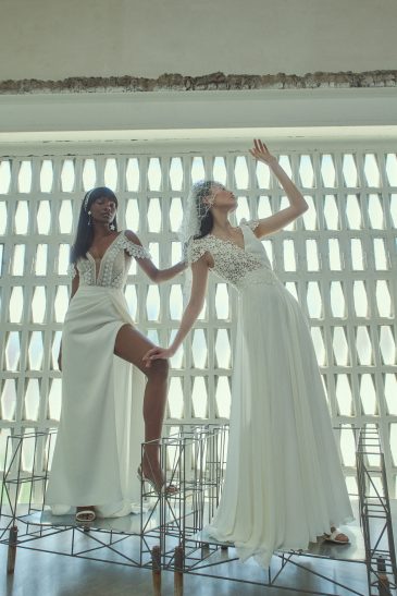 deux femmes habillées de robes de mariées élégantes et originales, une robe avec fente et décolleté illusion, et l'autre robe au top au détail asymétrique