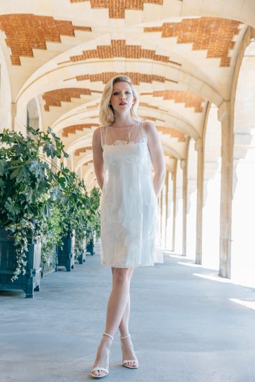 femme dans une robe de mariée courte à Paris