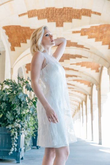 femme dans une robe de mariée courte à Paris