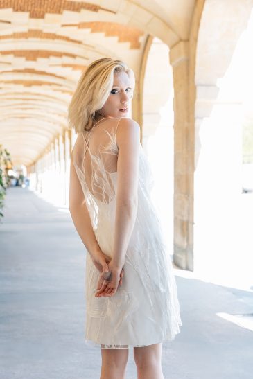 femme dans une robe de mariée courte à Paris