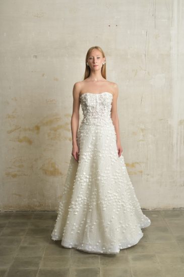 femme habillée d'une robe de mariée princesse brillante aux motifs à fleurs
