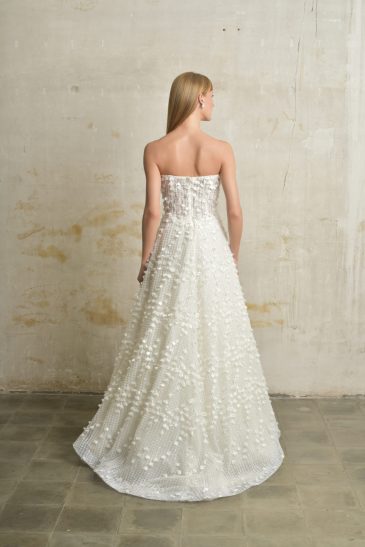 femme habillée d'une robe de mariée princesse brillante aux motifs à fleurs