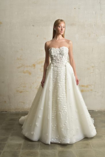 femme habillée d'une robe de mariée princesse brillante avec une traîne aux motifs à fleurs