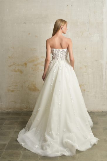 femme habillée d'une robe de mariée princesse brillante avec une traîne aux motifs à fleurs