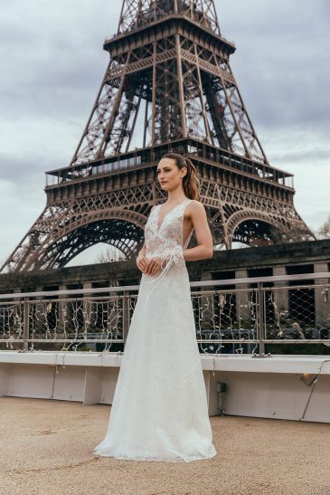 femme dans une robe de mariée élégante en dentelle à Paris