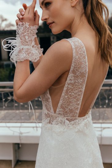 femme dans une robe de mariée élégante en dentelle à Paris