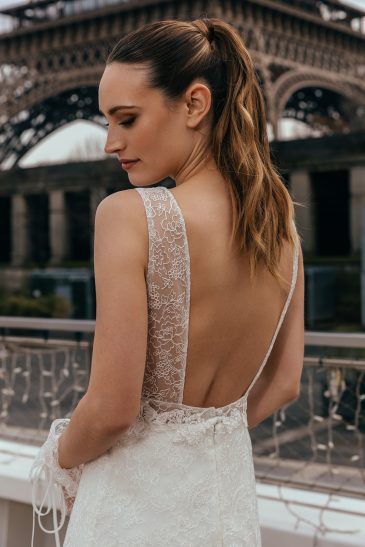 femme dans une robe de mariée élégante en dentelle à Paris