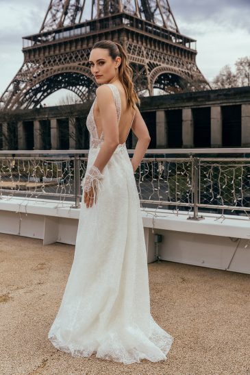femme dans une robe de mariée élégante en dentelle à Paris