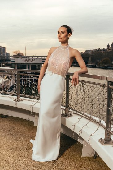 femme portant une robe de mariée sirène glamour à Paris