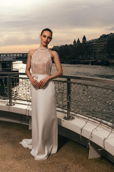femme portant une robe de mariée sirène glamour à Paris